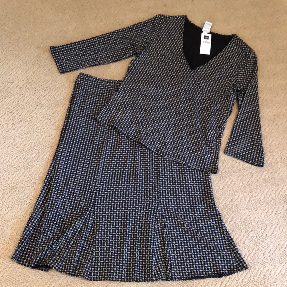 NWT Gap 2piece stretch set-trumpet skirt and matching 3/4 vee neck top